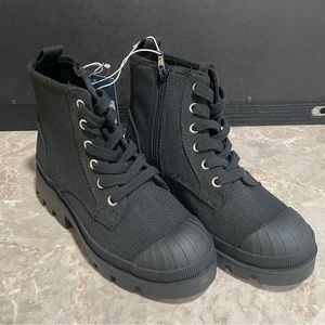 Universal Thread Teagan Lace-Up Size 5